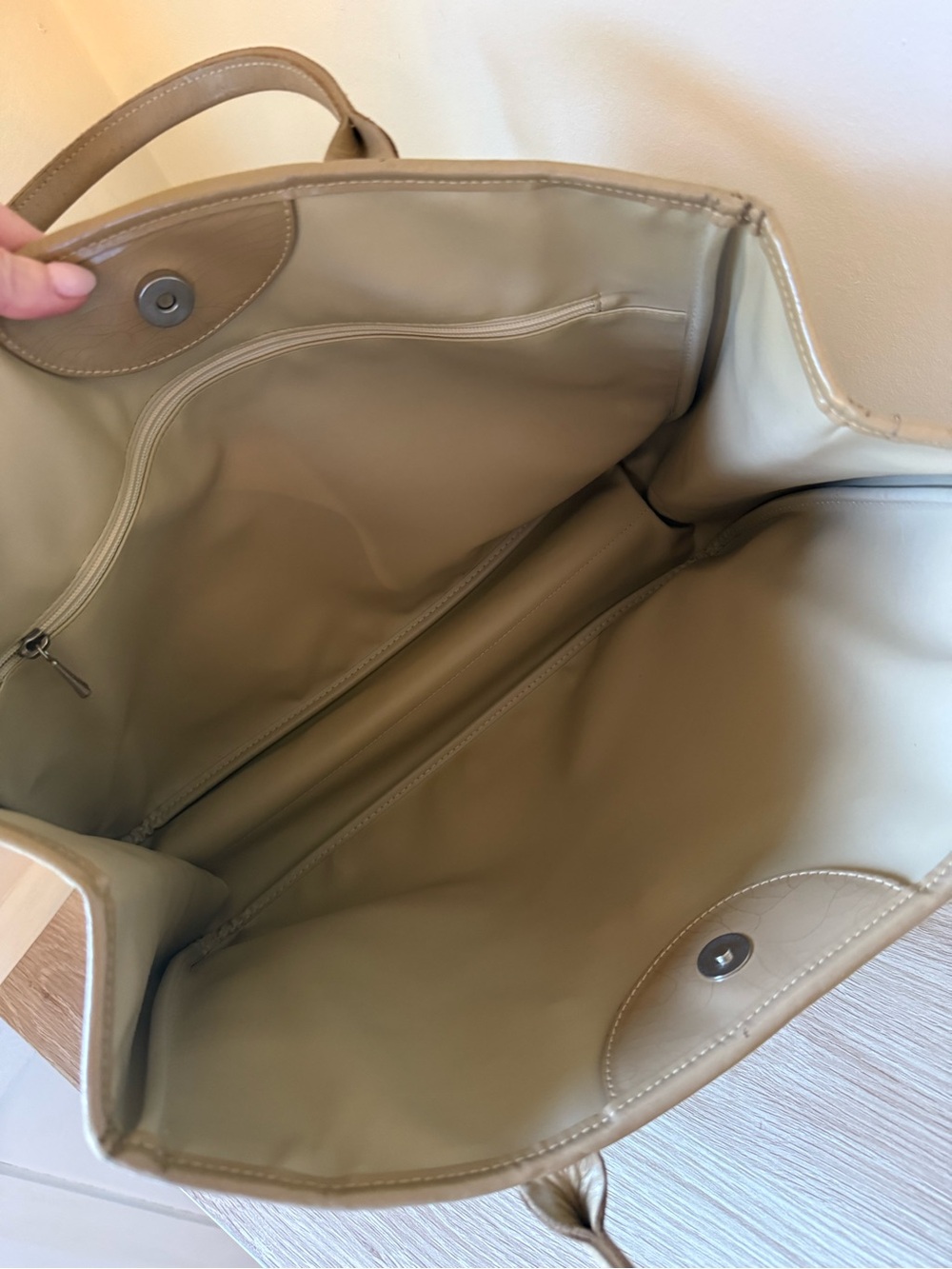 Vintage Longchamp Beige Leather Tote with Toggle Closure - Picture 11 of 16
